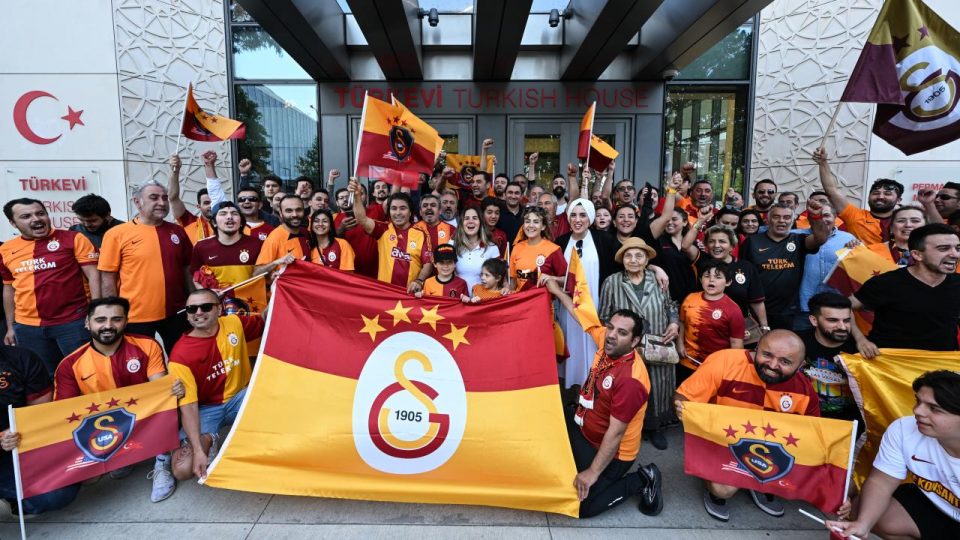 New York’ta Galatasaray taraftarları şampiyonluğu kutladı